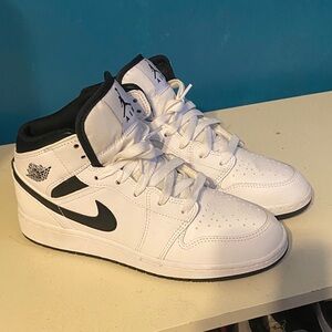 Nike Jordan Retro One Mid Size 5.5Y or 7 women’s. Big Kids NEW